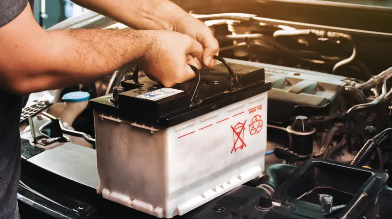 Auto Mechanic replacing battery_wp