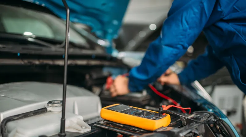 Car Electrician Checks the Battery Level_wp