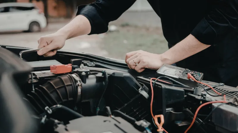 Person jump starting car battery_wp